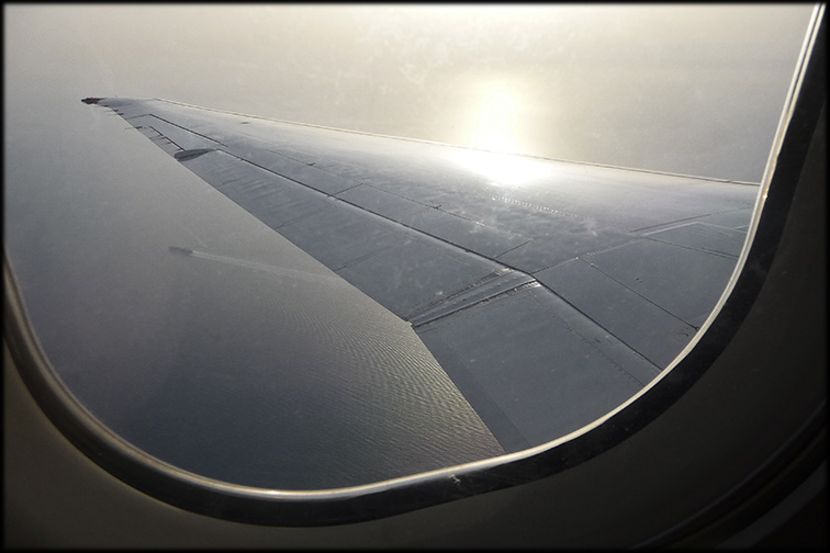 Aburrido en el avión. (Aure)