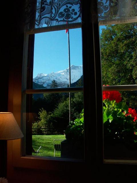 Txema y Puri. Ventana en Grindelwald